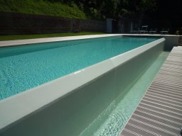 piscina privata con rivestimento esterno in legno